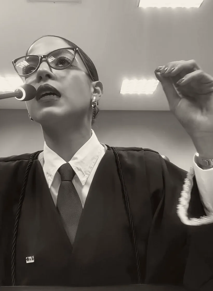 Dra. Mariana Moraes em sustentação oral, de toga, no plenário